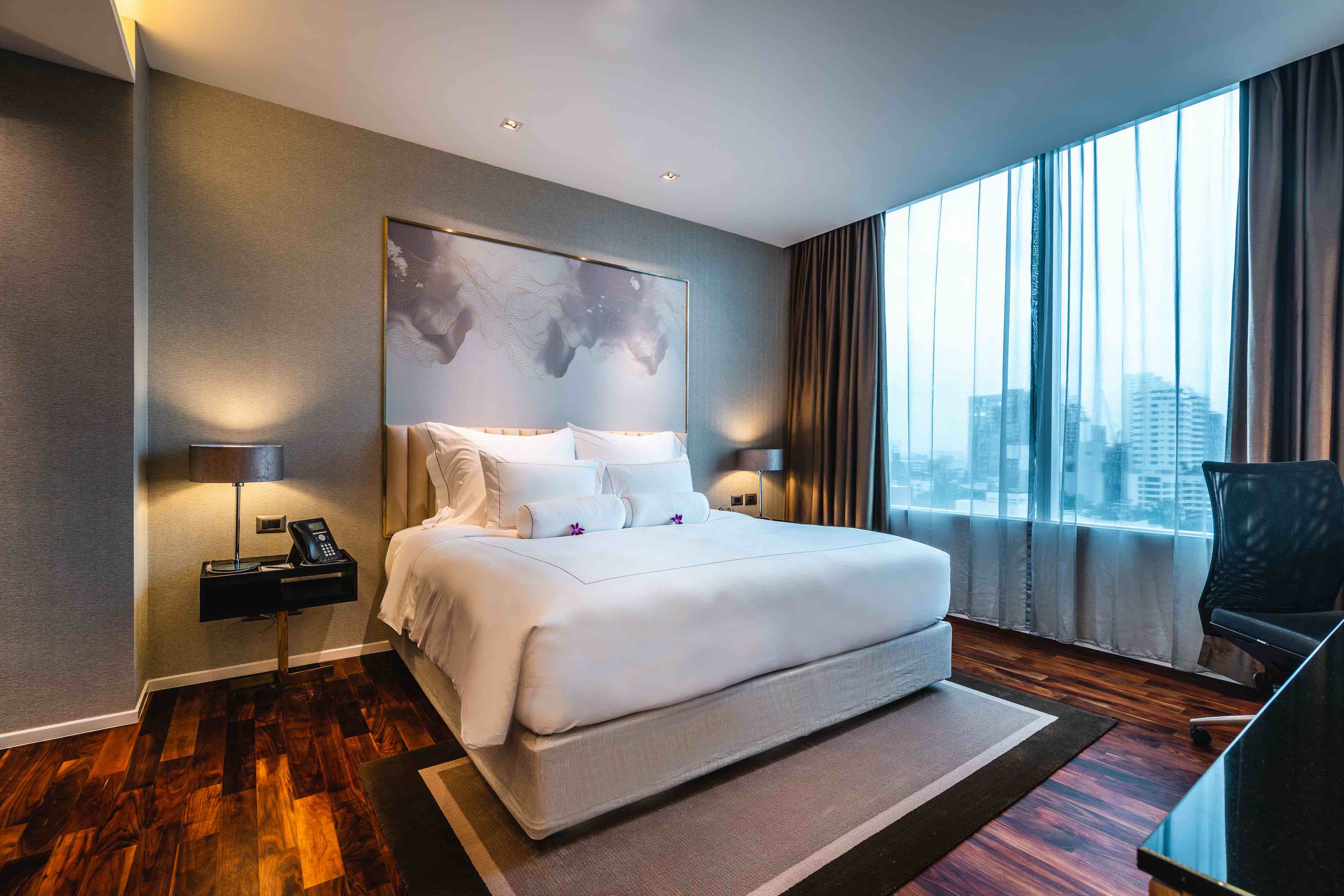 akyra_thonglor_bangkok_deluxe_suite_bedroom_city_view_1