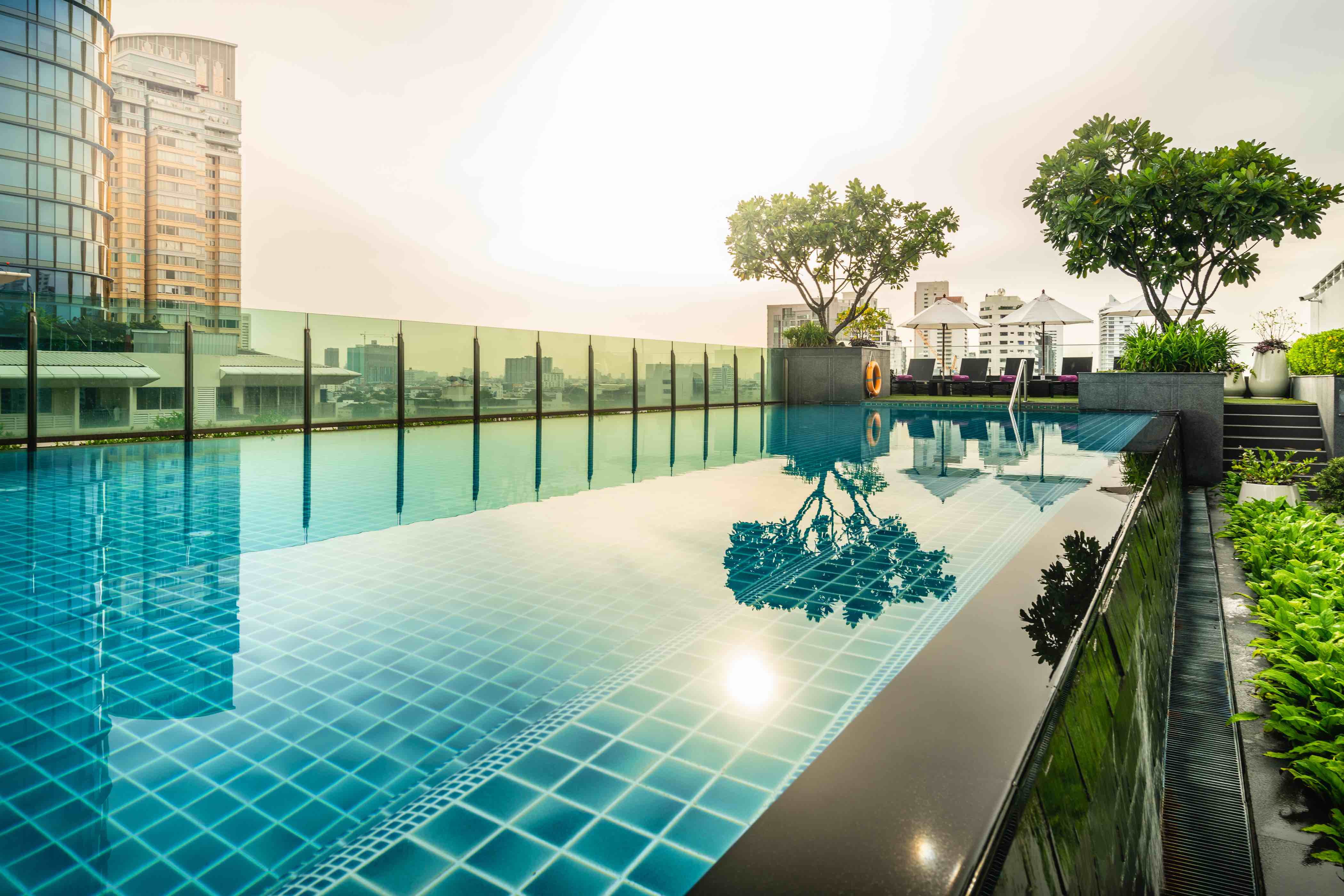 akyra_thonglor_bangkok_swimming_pool_outdoor_city_view_4