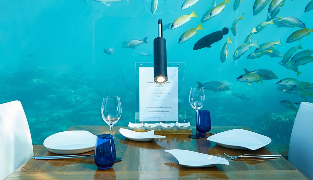 ithaa-undersea-restaurant-table-setting-1063x614